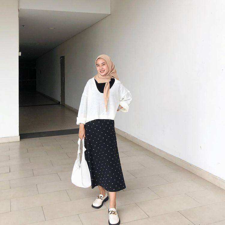 potret Ayu Fuziyanti memakai atasan putih (instagram.com/ayufuziyantii)