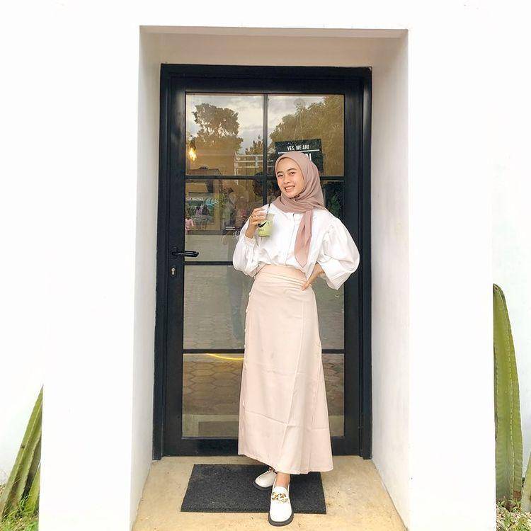 potret Ayu Fuziyanti memakai atasan putih (instagram.com/ayufuziyantii)