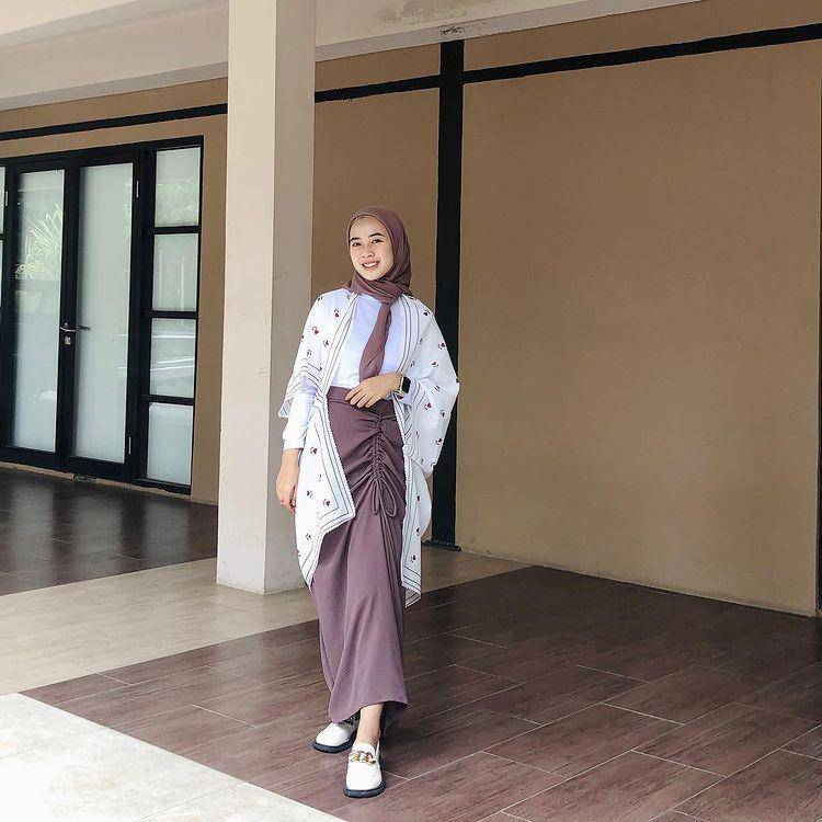 potret Ayu Fuziyanti memakai atasan putih (instagram.com/ayufuziyantii)
