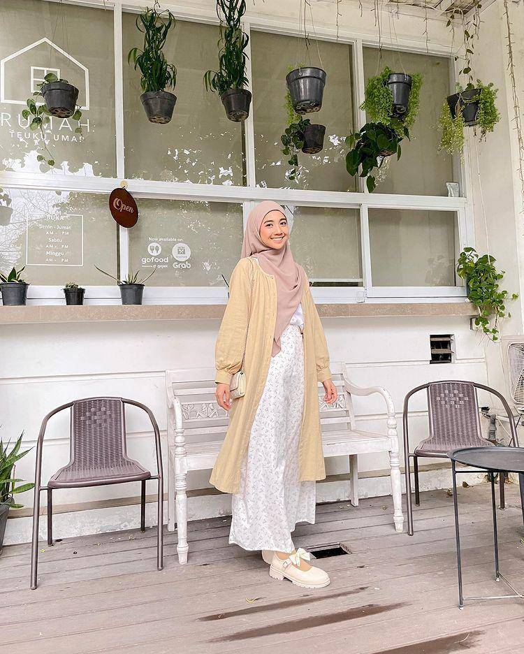 potret Richa Etika memakai long outer yang chic (instagram.com/richaeu)