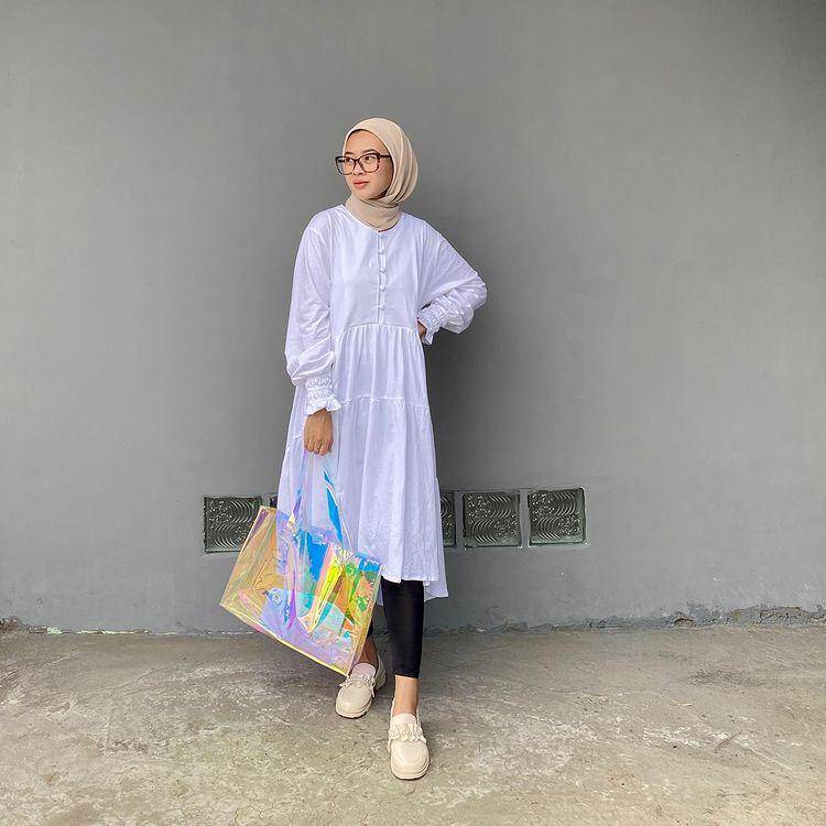 potret Ayu Fuziyanti memakai atasan putih (instagram.com/ayufuziyantii)