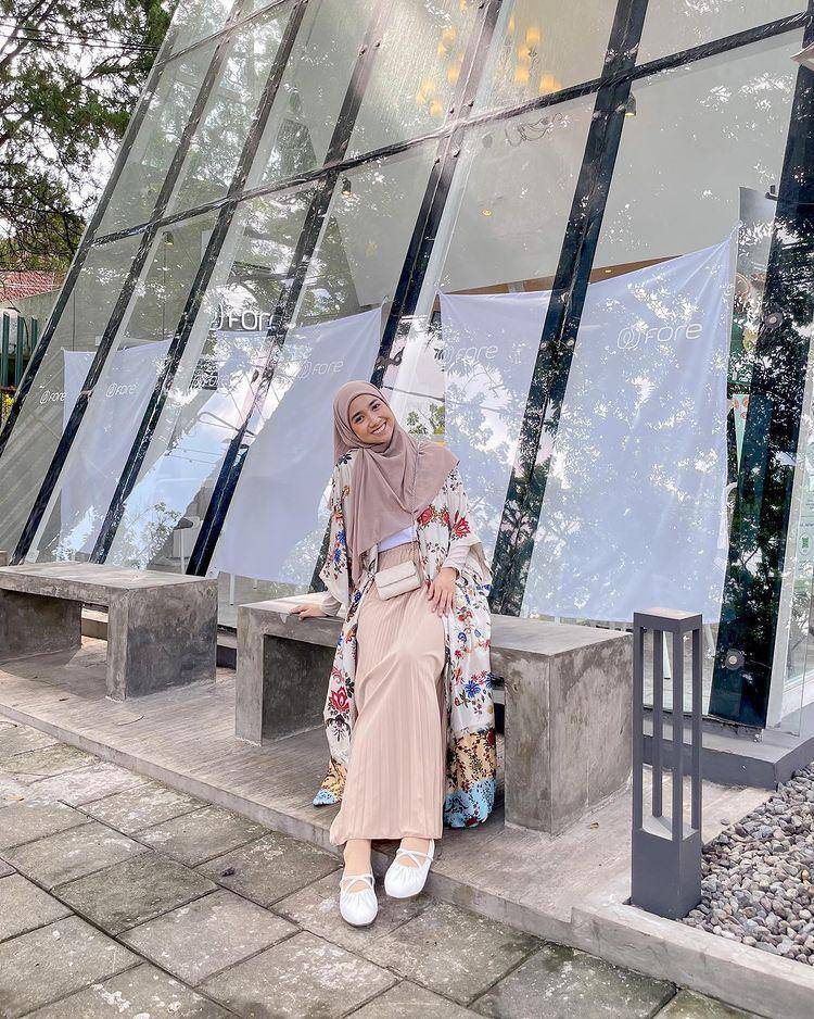 potret Richa Etika memakai long outer yang chic (instagram.com/richaeu)