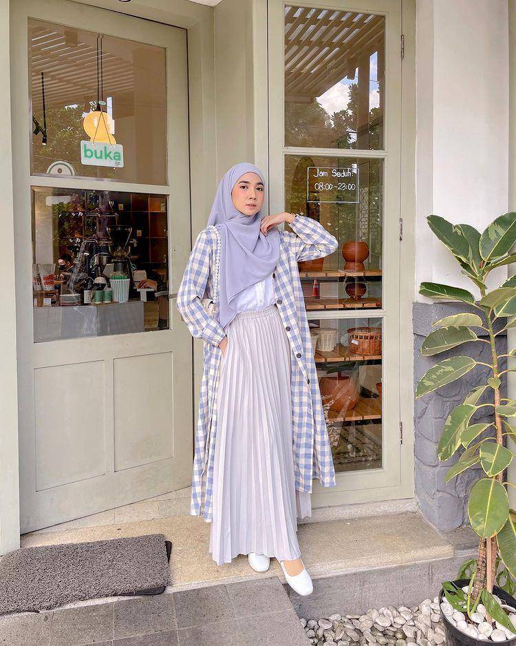potret Richa Etika memakai long outer yang chic (instagram.com/richaeu)