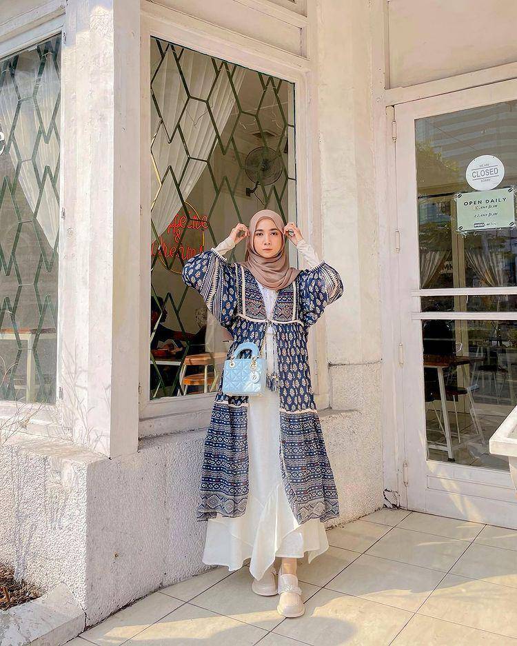 potret Richa Etika memakai long outer yang chic (instagram.com/richaeu)
