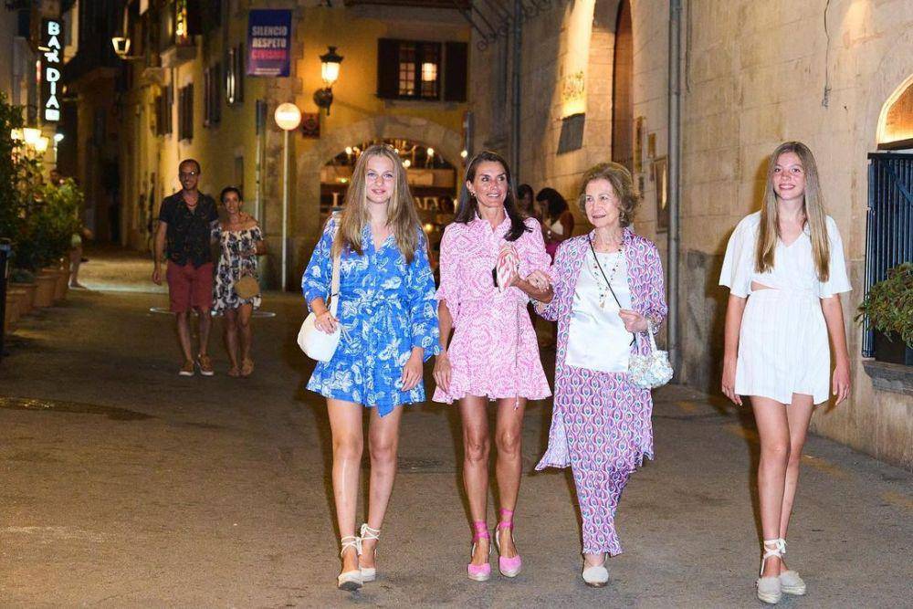 Putri Leonor dan Infanta Sofia terlihat di Sagrera Street Marquet, Palma de Mallorca, Spanyol pada 8 Agustus 2022 (instagram.com/josegegundez)
