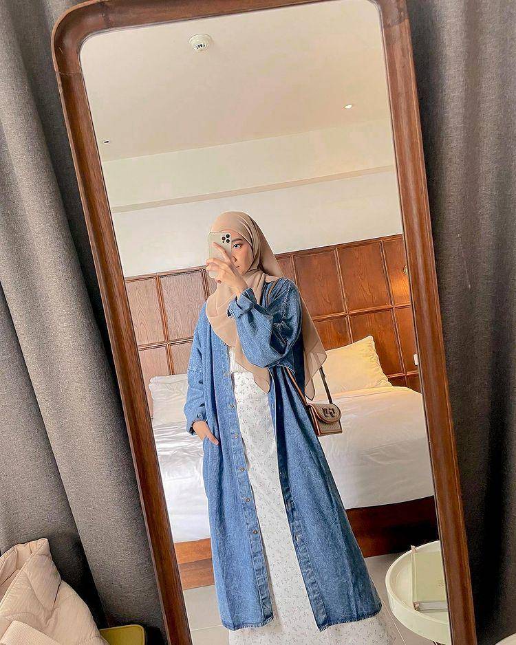 potret Richa Etika memakai long outer yang chic (instagram.com/richaeu)