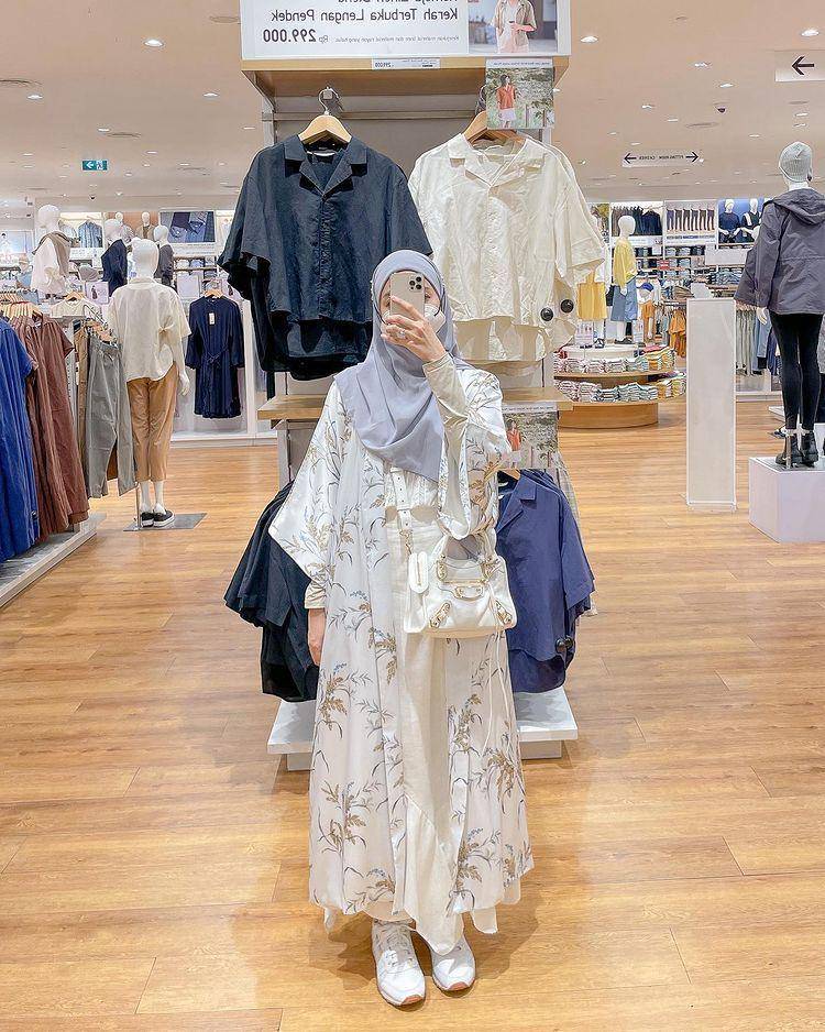 potret Richa Etika memakai long outer yang chic (instagram.com/richaeu)