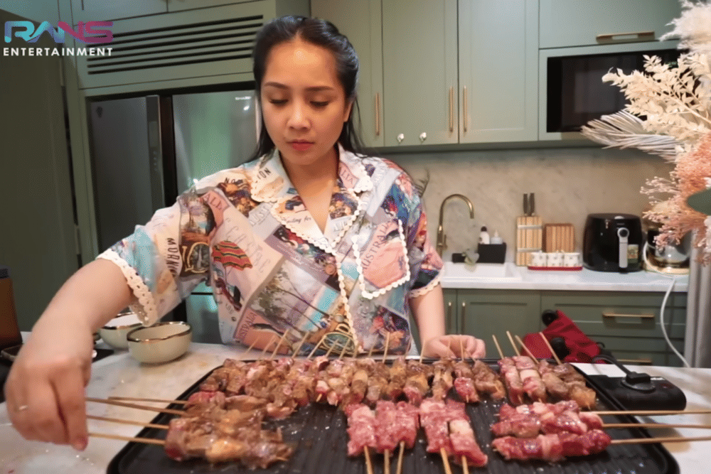 10 Momen Nagita Slavina Masak Sate Mewah, Harga Dagingnya Mahal Banget