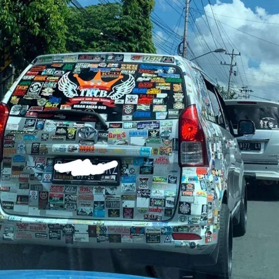 mobil difoto dari belakang kocak (instagram.com/indoricireborn)