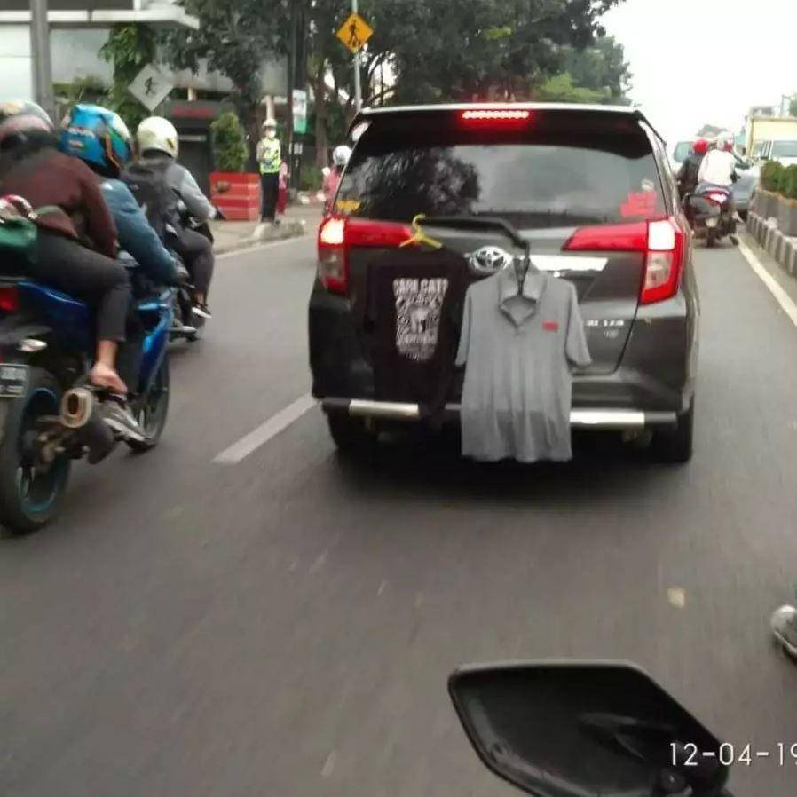 mobil difoto dari belakang kocak (facebook.com/officialgarasi)