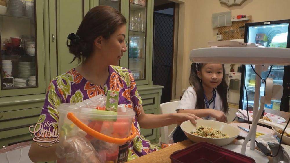 Sarwendah siapin bekal sekolah anak (youtube.com/theonsu)