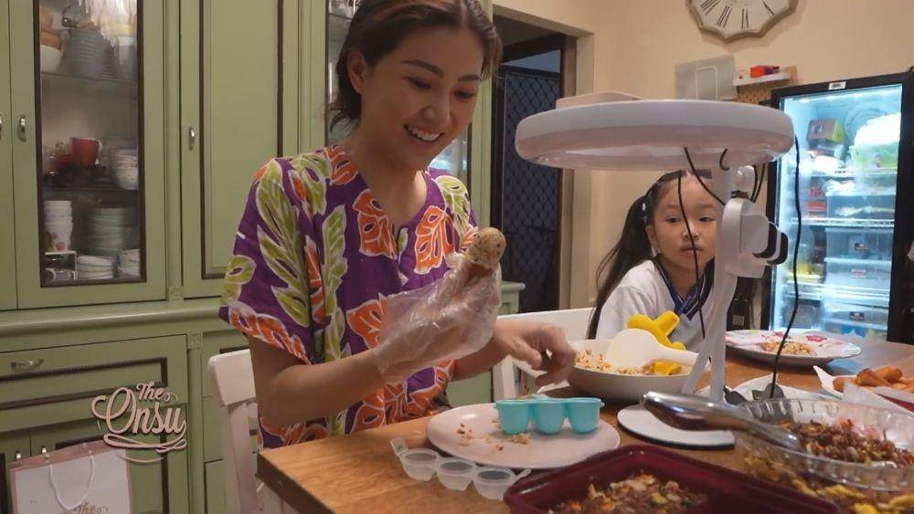 Sarwendah siapin bekal sekolah anak (youtube.com/theonsu)