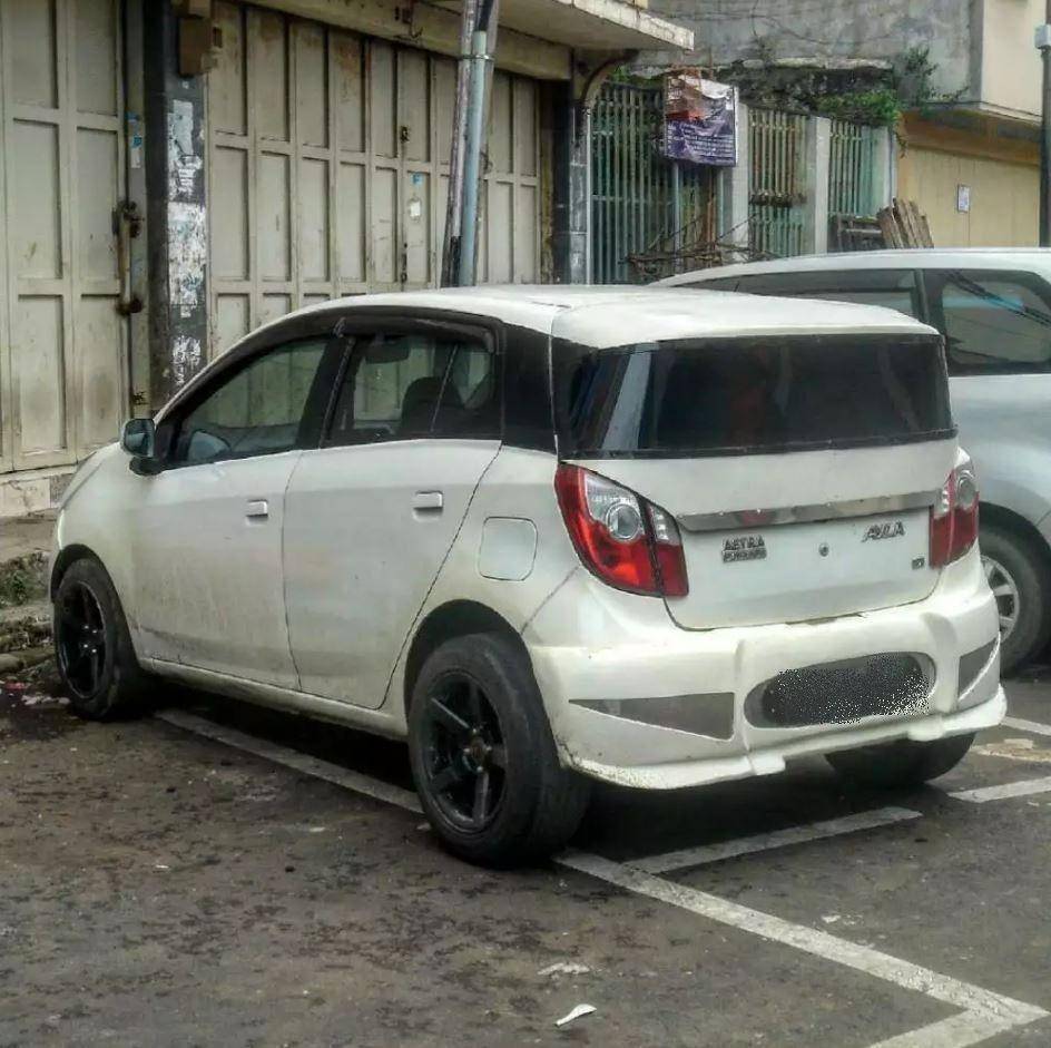mobil difoto dari belakang kocak (instagram.com/indoricireborn)