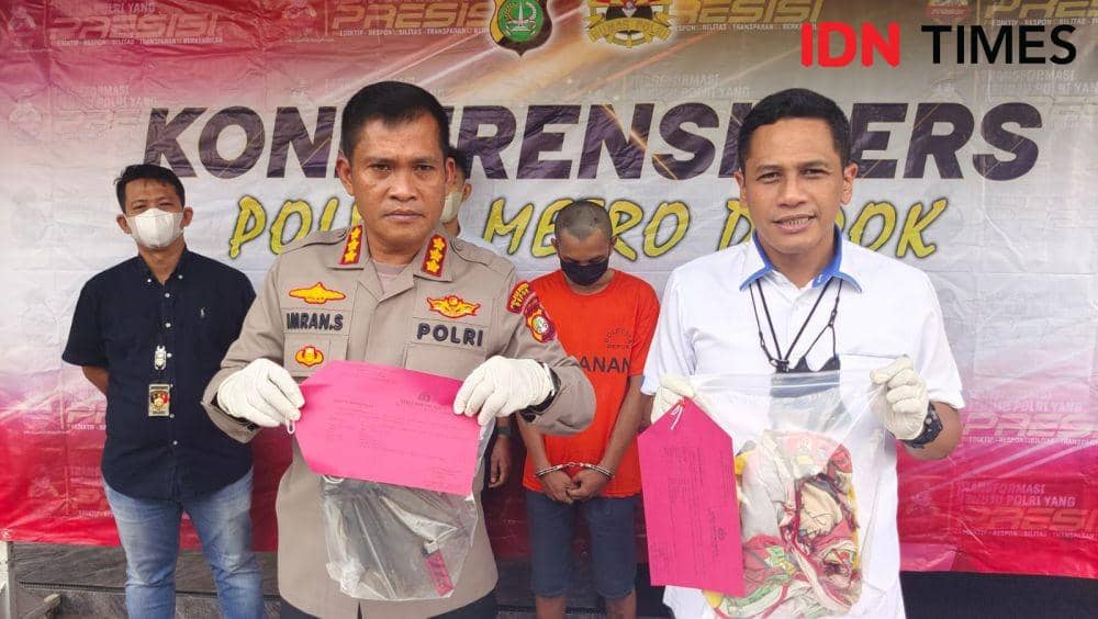 Kapolres Metro Depok, Kombes Imran Edwin Siregar memperlihatkan barang bukti suami membakar isteri di wilayah Duren Seribu, Kecamatan Bojongsari, Kota Depok. (IDNTimes/Dicky)