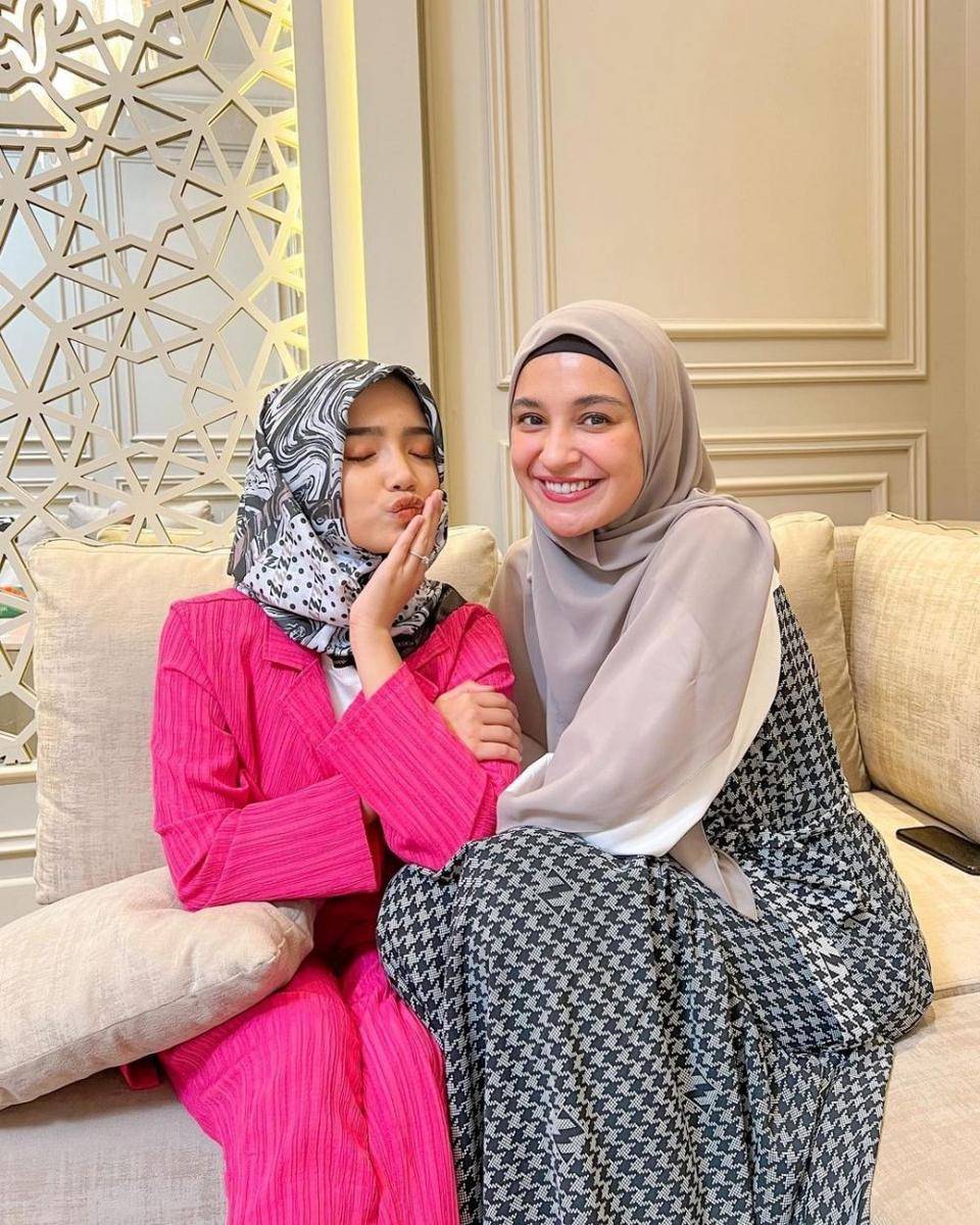 Fuji dipakein hijab sama Shireen Sungkar (instagram.com/fuji_an)
