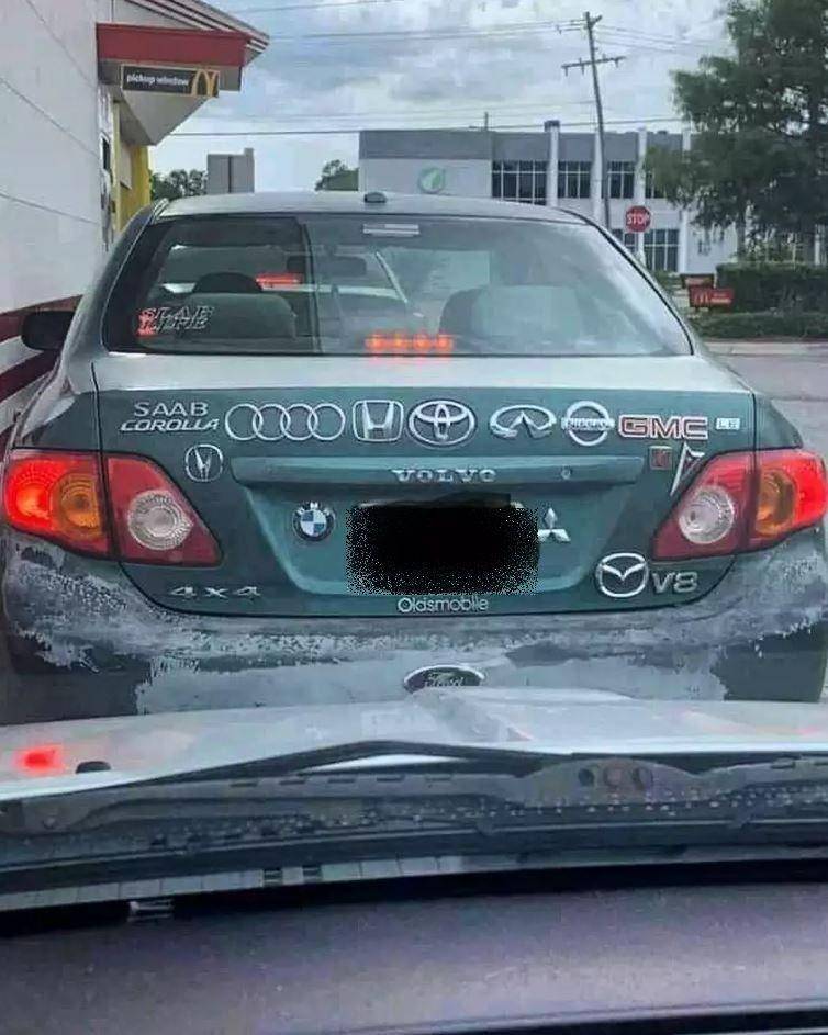 mobil difoto dari belakang kocak (instagram.com/indoricireborn)