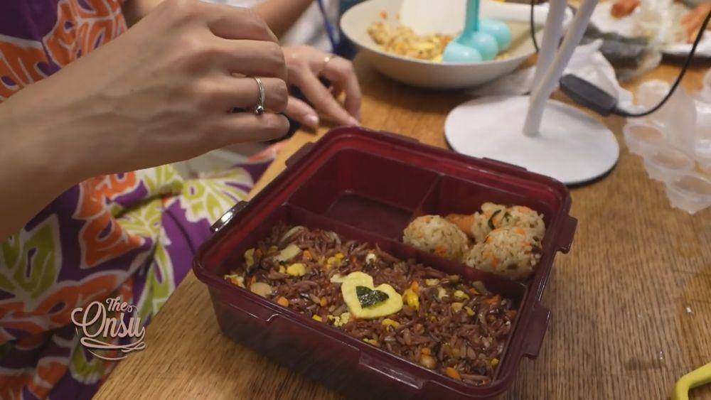 Sarwendah siapin bekal sekolah anak (youtube.com/theonsu)