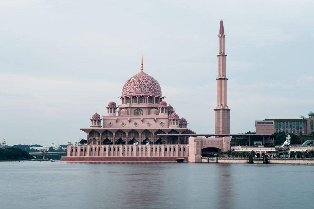 Masjid Putra (unsplash.com/Alex Hudson)