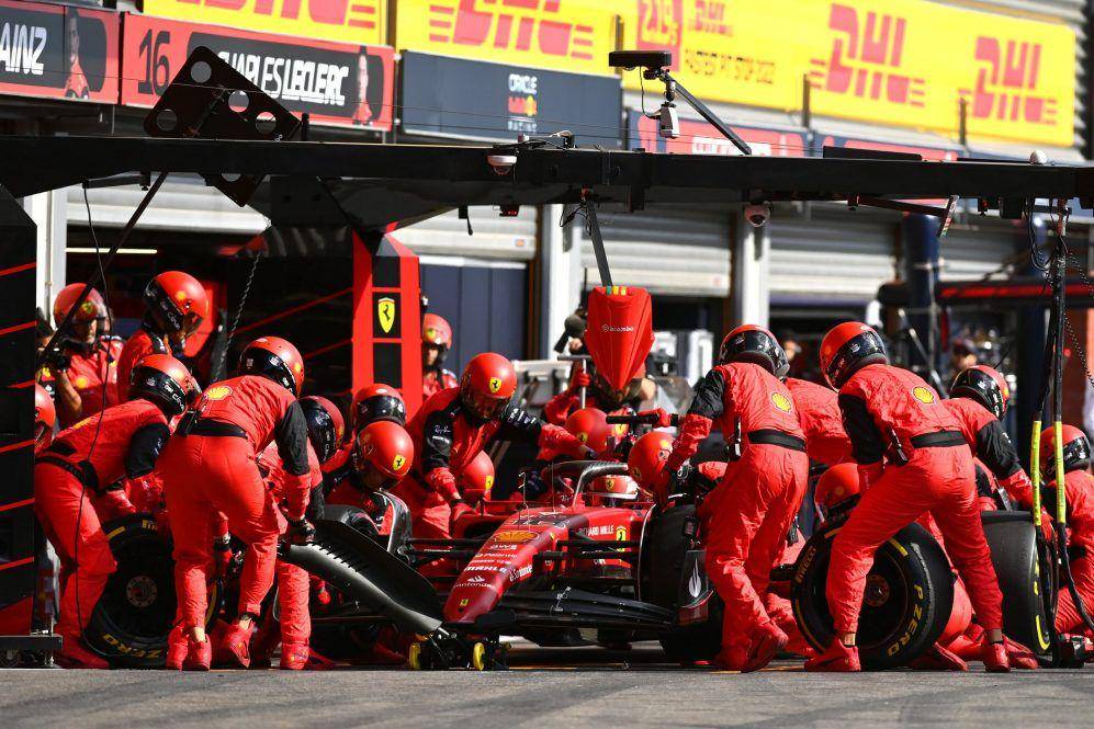 Charles Leclerc saat berada di pit box pada balapan GP Belgia 2022. (formula1.com)