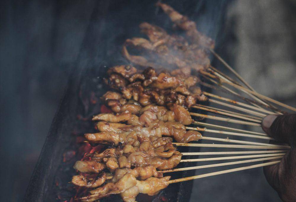 Ilustrasi sate. (unsplash.com/Akharis Ahmad)