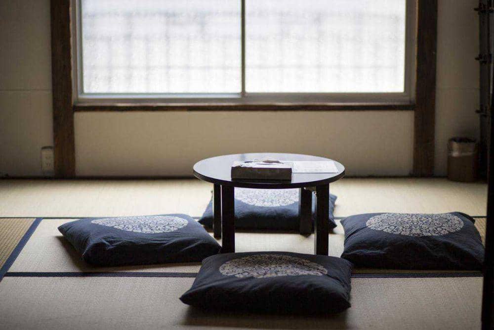 ilustrasi zabuton (partyjoys.com)