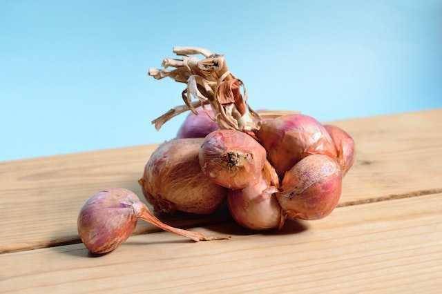 bawang merah (pexels.com/Miguel Á. Padriñán)