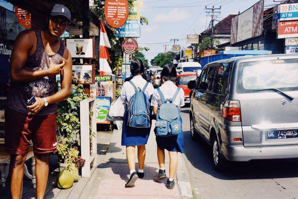 ilustrasi siswa berjalan kaki di trotoar (Unsplash.com/GochaSzostak)