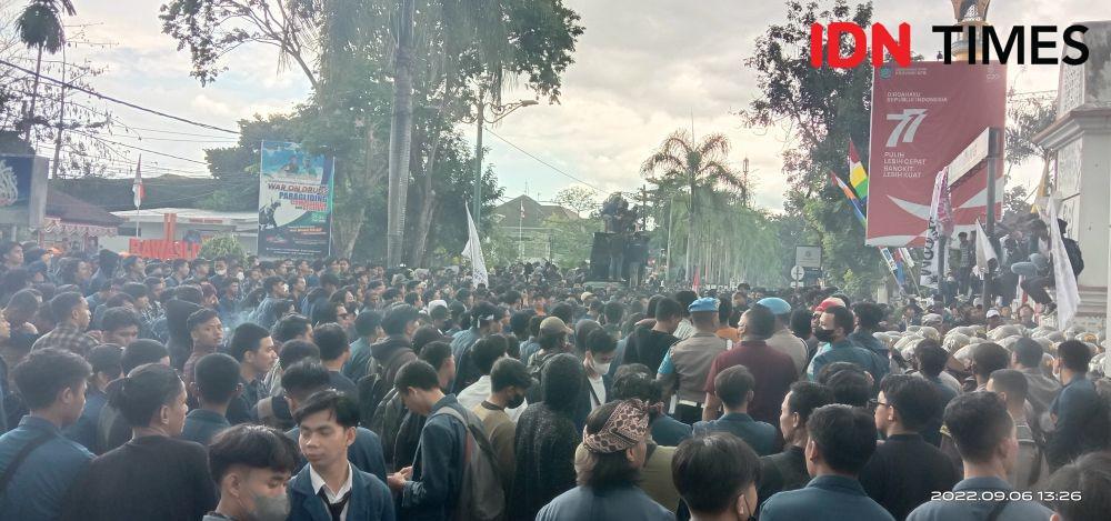 Demo Kenaikan BBM Rusuh, Tiga Mahasiswa Universitas Mataram Terluka