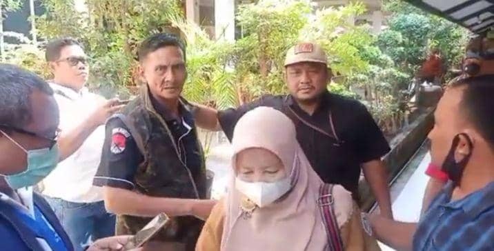 Istrinya Disebut Tukang Pungli, Suami Lurah di Lamongan Ngamuk