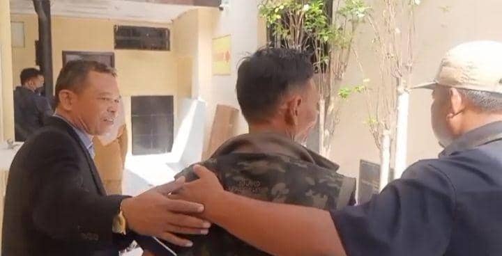 Seorang pria yang merupakan suami dari Lurah Telogoanyar, Kabupaten Lamongan ngamuk tak terima istrinya disebut tukang pungli. IDN Times/Imron