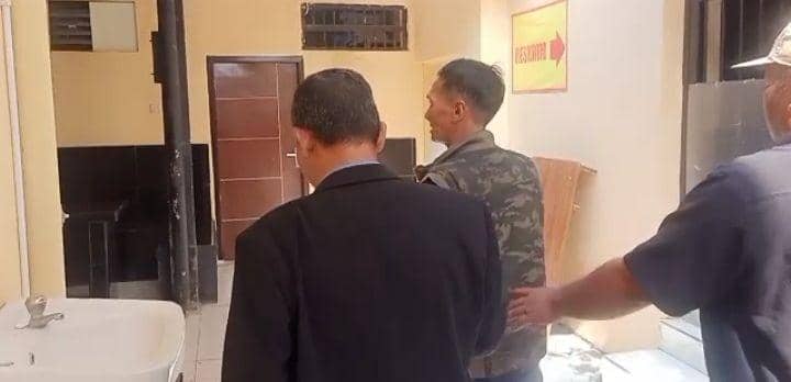 Seorang pria yang merupakan suami dari Lurah Telogoanyar, Kabupaten Lamongan ngamuk tak terima istrinya disebut tukang pungli. IDN Times/Imron