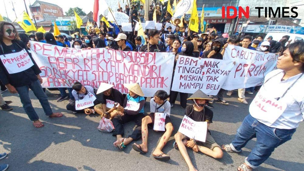 Demo tolak kenaikan BBM di Kartasura, Sukoharjo. (IDN Times/Larasati Rey)