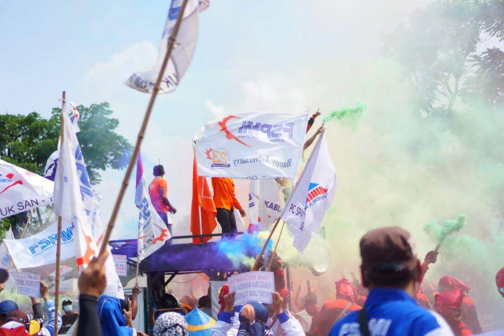 Bendera FSPMI Jateng berkibar di sejumlah titik saat para Buruh berunjuk rasa menolak harga BBM subsidi yang dinaikan. (IDN Times/bt)