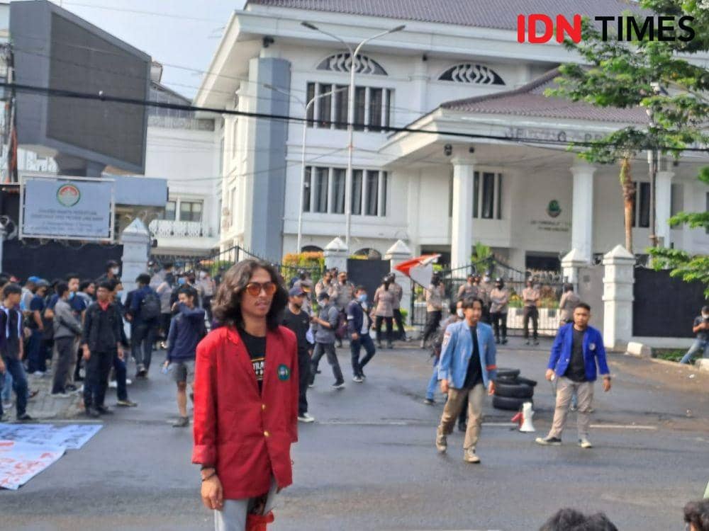 Ratusan mahasiswa dari Kelompok Poros Revolusi Mahasiswa Bandung (PRMB) menggelar aksi turunkan harga BBM subsidi di depan kantor DPRD Jabar (IDN Times/Azzis Zulkhairil)