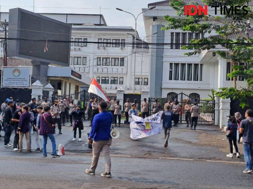 Ratusan mahasiswa dari Kelompok Poros Revolusi Mahasiswa Bandung (PRMB) menggelar aksi turunkan harga BBM subsidi di depan kantor DPRD Jabar (IDN Times/Azzis Zulkhairil)