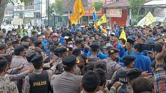 Demo Tolak Kenaikan Harga BBM Ricuh, Mahasiswa-Polisi Saling Dorong