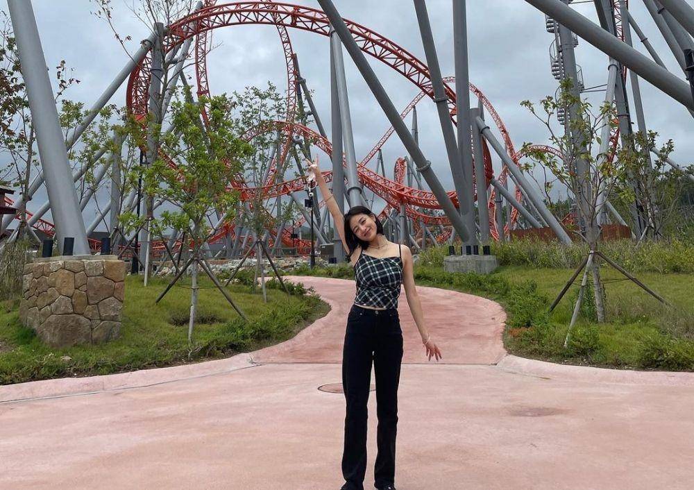 potret outfit ke Dufan ala Jihyo TWICE (Instagram.com/_zyozyo)