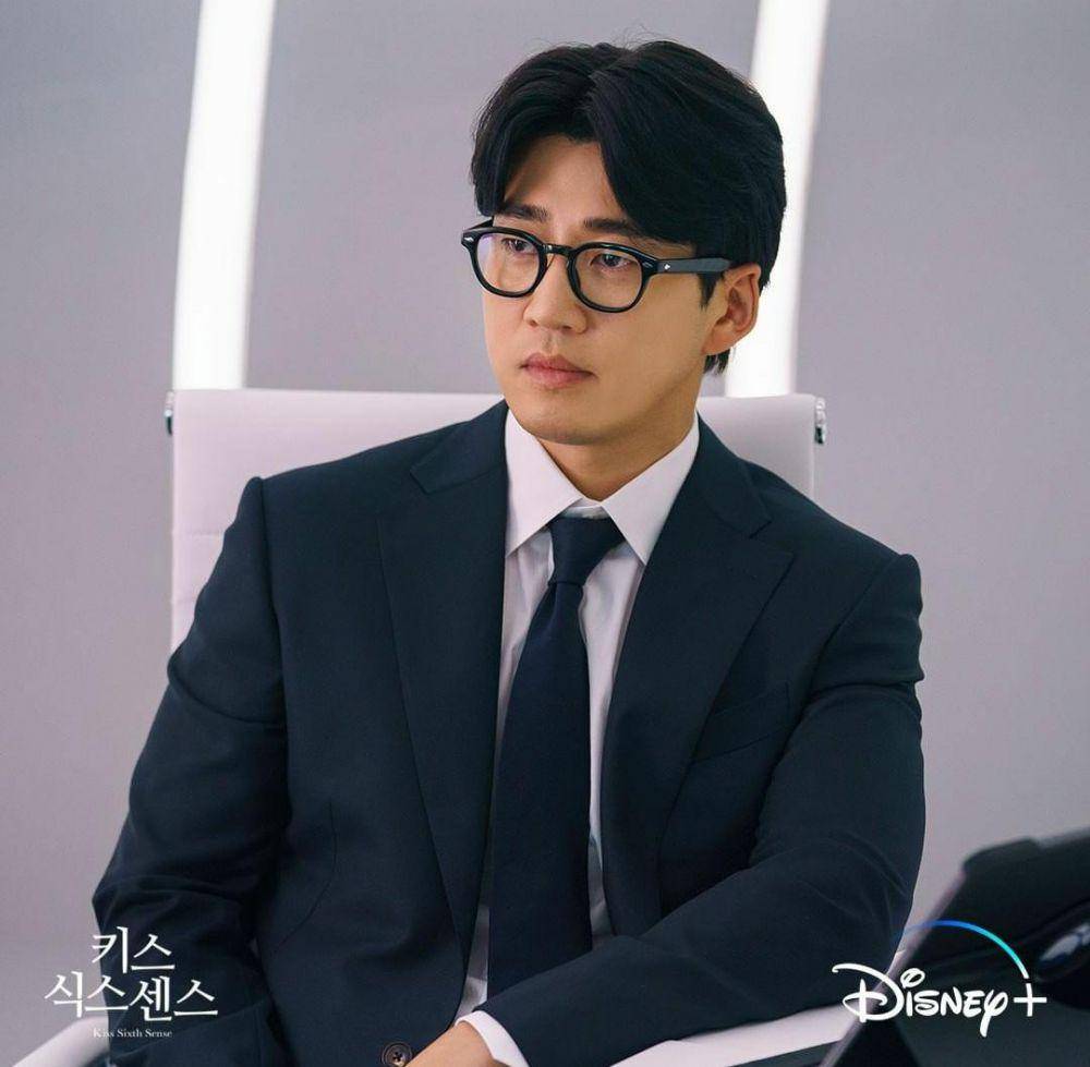 Yoon Kye Sang di drama Kiss Sixth Sense (instagram.com/disneypluskr)