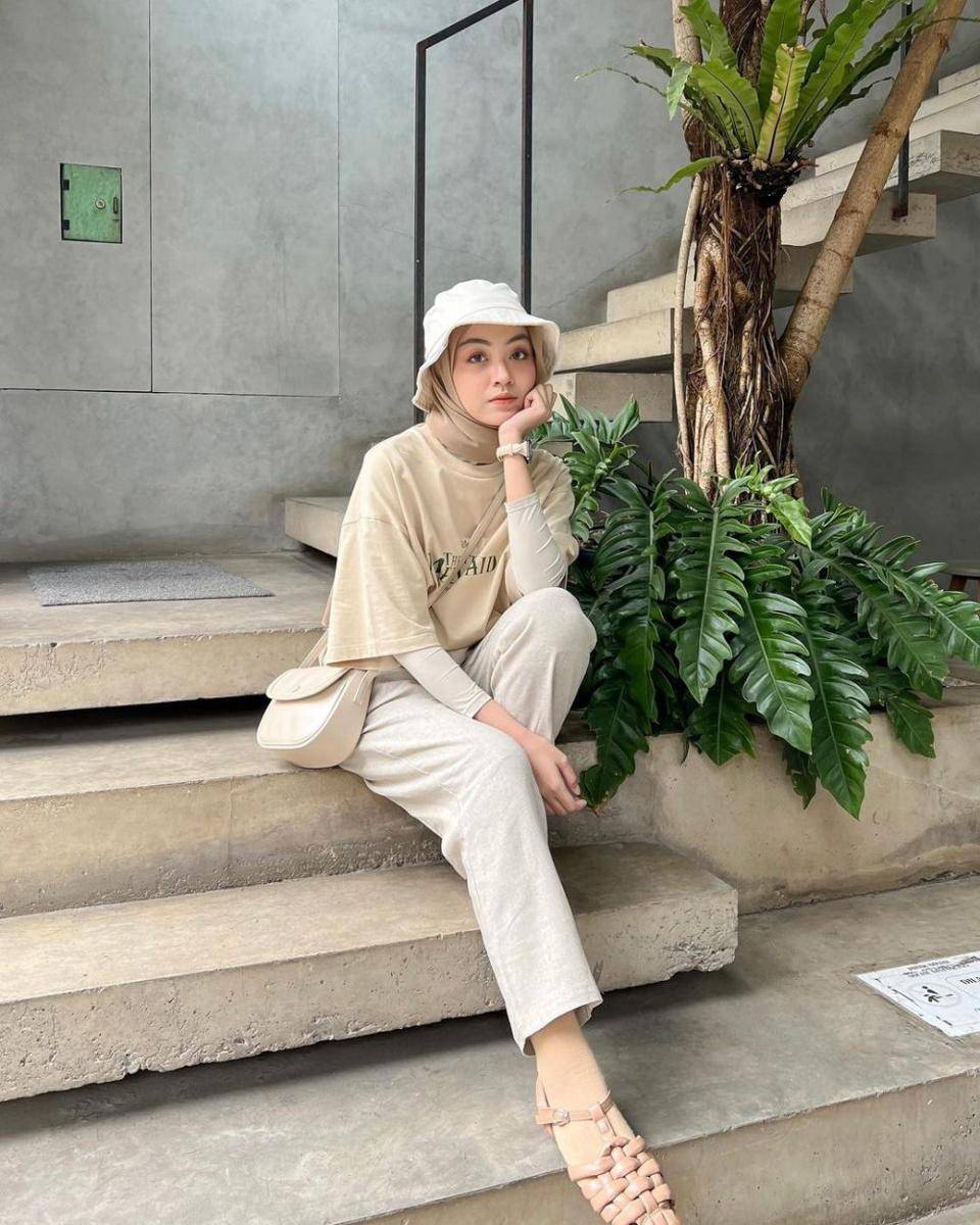 OOTD hijab pakai topi (instagram.com/meiraniap)