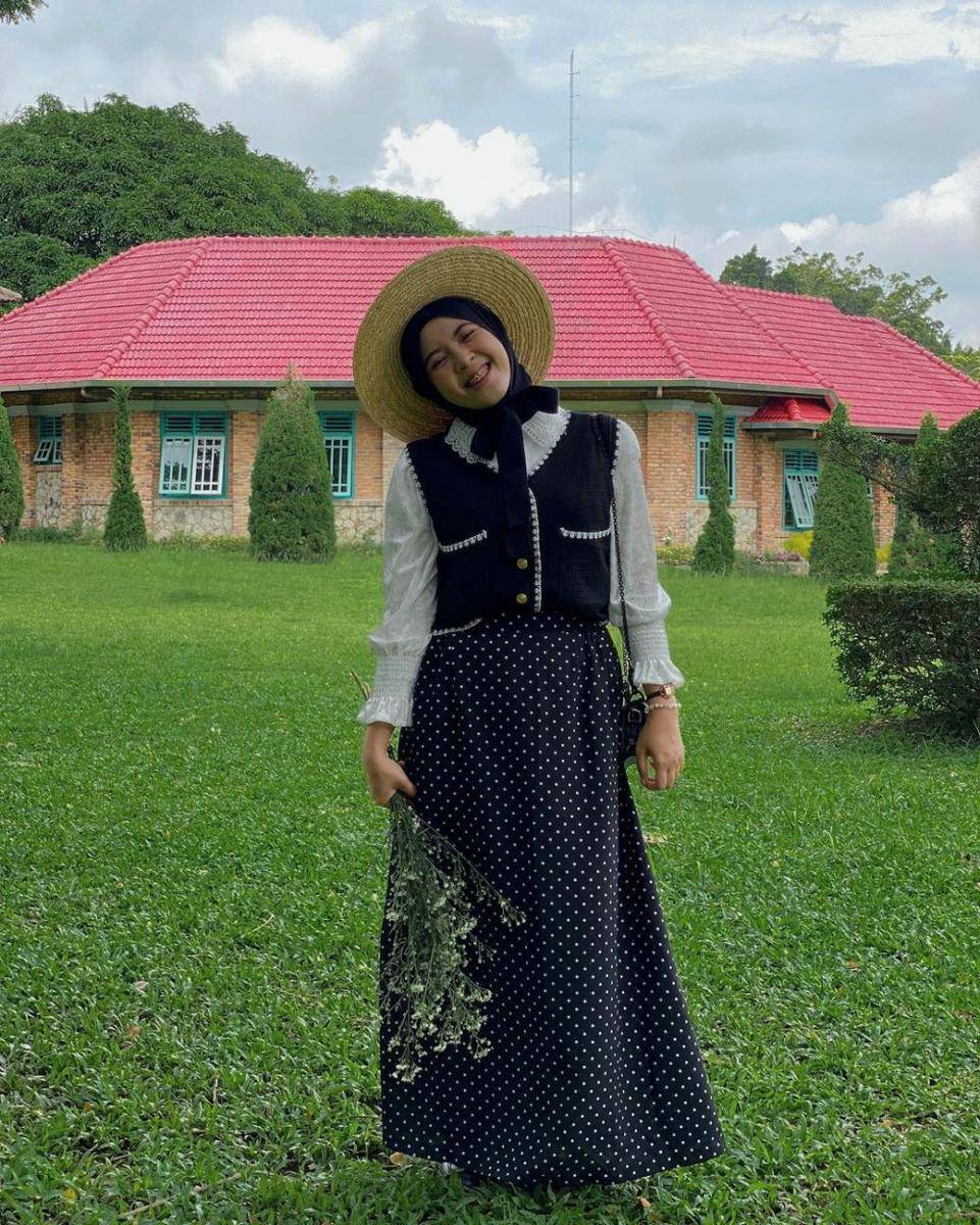OOTD hijab pakai topi (instagram.com/khalidaalbs)