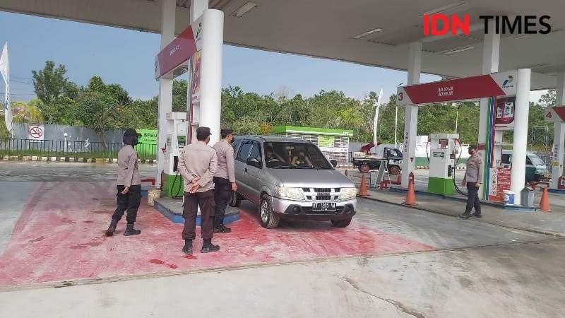 Sejumlah anggota Polres PPU saat mengamankan penyaluran BBM subisidi di Penajam (IDN Times/Ervan)