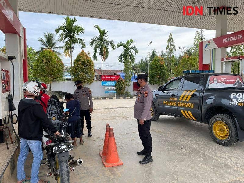 Sejumlah anggota Polres PPU saat mengamankan penyaluran BBM subisidi di Penajam (IDN Times/Ervan)
