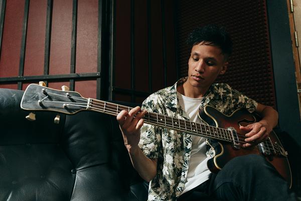 7 Cara Memainkan Bass untuk Pemula, Biar Makin Jago!