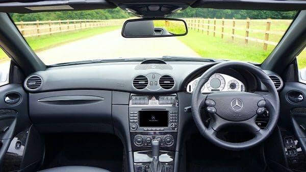 dashboard mobil (pexels.com/mike b)
