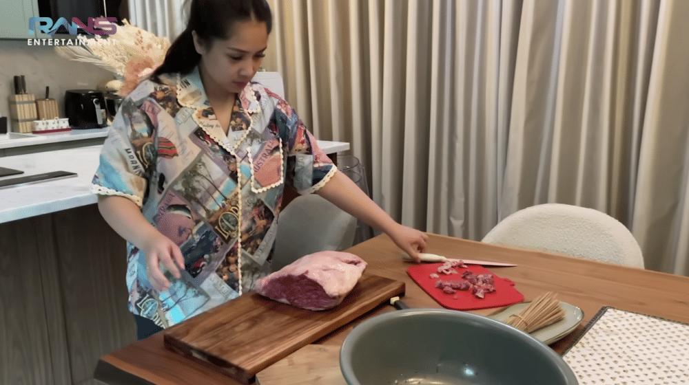 potret Nagita Slavina masak sate (YouTube.com/RANS Entertainment)