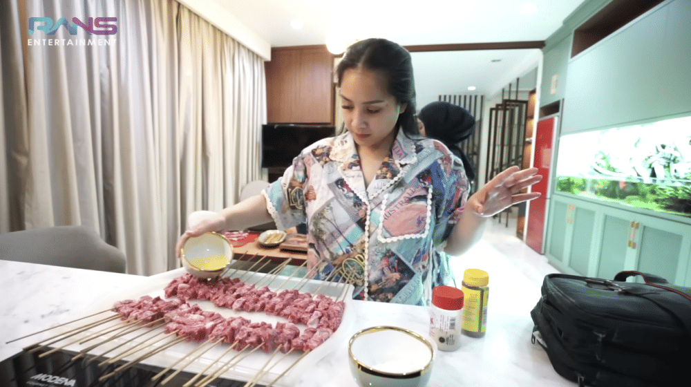 potret Nagita Slavina masak sate (YouTube.com/RANS Entertainment)