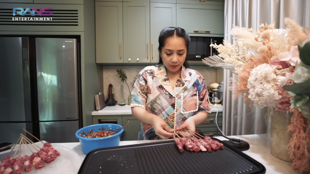 potret Nagita Slavina masak sate (YouTube.com/RANS Entertainment)