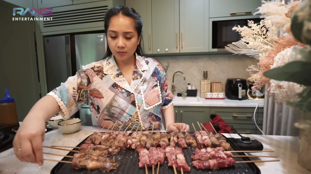 potret Nagita Slavina masak sate (YouTube.com/RANS Entertainment)