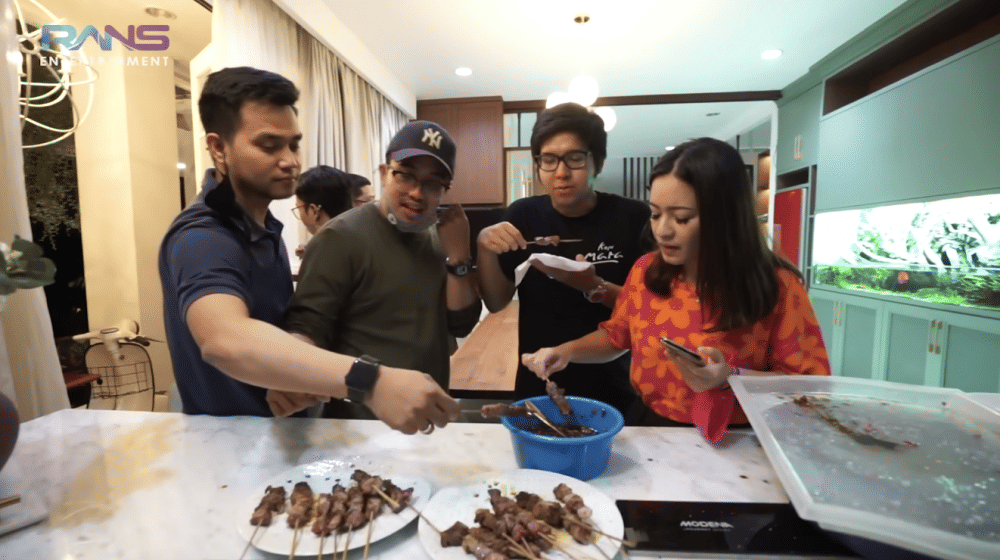 potret Nagita Slavina masak sate (YouTube.com/RANS Entertainment)