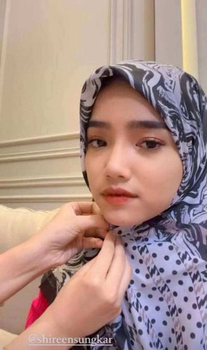 Fuji dipakein hijab sama Shireen Sungkar (instagram.com/fuji_an)